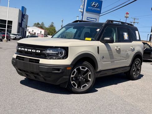 Used 2024 Ford Bronco Sport Outer Banks w/ Tech Package AWD/4WD image 2