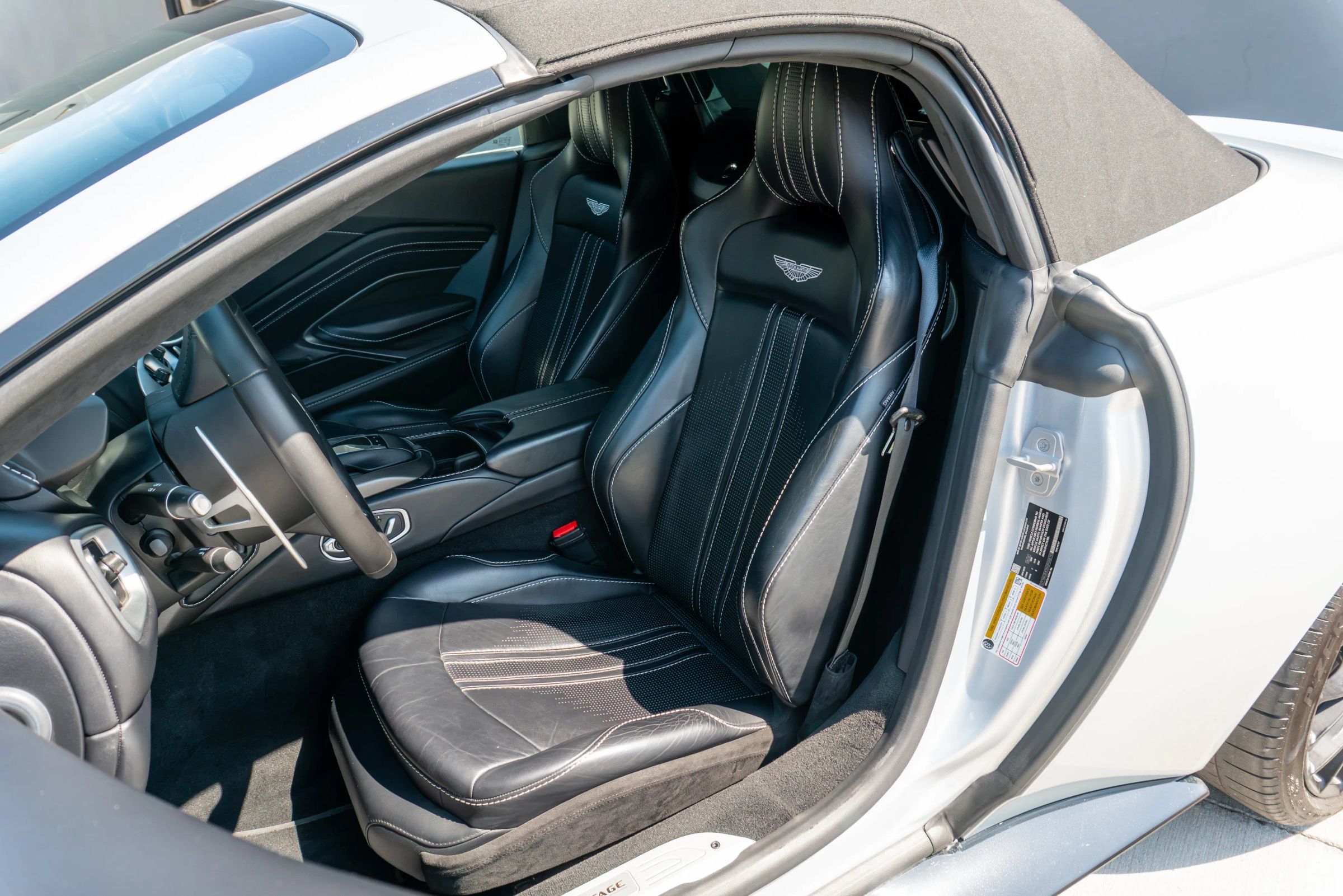 Used 2022 Aston Martin V8 Vantage Roadster RWD image 13