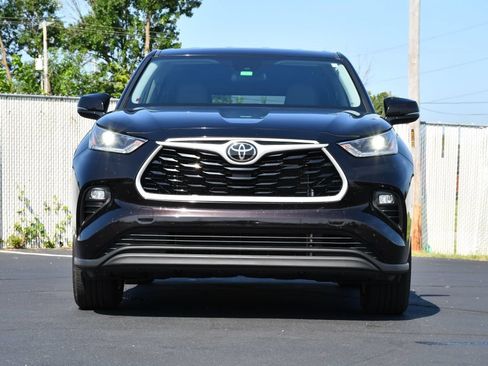 Used 2021 Toyota Highlander LE FWD image 2