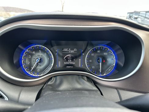 Used 2023 Chrysler Voyager LX image 25