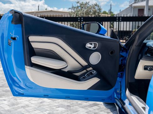 Used 2021 Aston Martin V8 Vantage Roadster RWD image 44