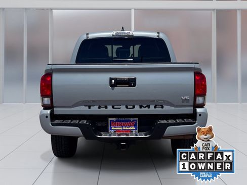 Used 2018 Toyota Tacoma TRD Off-Road AWD/4WD image 5