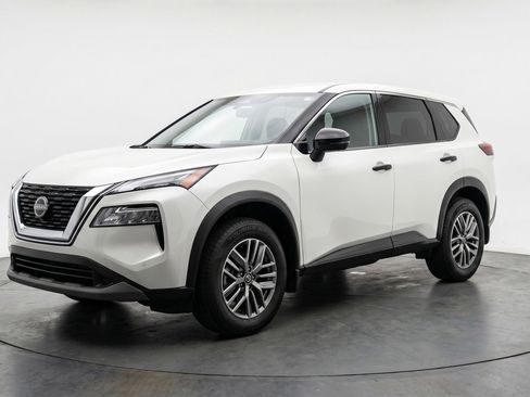 Used 2023 Nissan Rogue S image 3