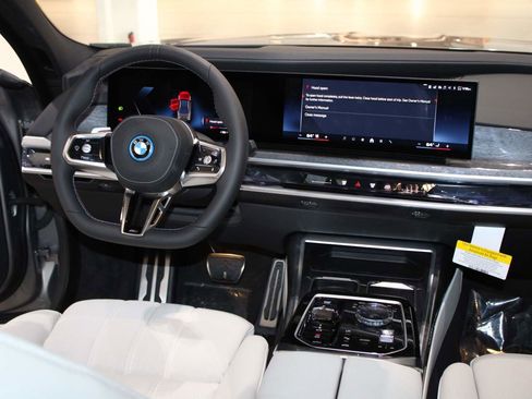 New 2025 BMW i7 M70 w/ Executive Package image 18