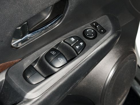 Used 2023 Nissan Kicks SR FWD image 9