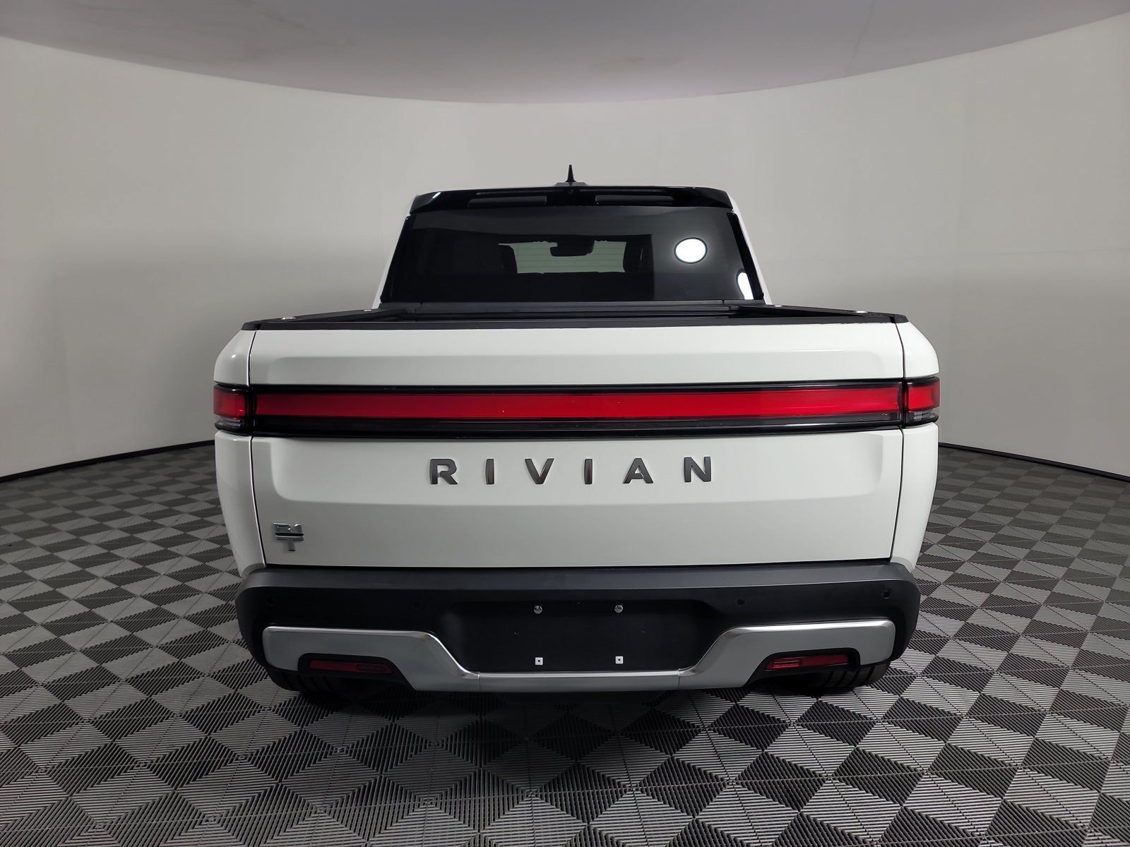 Used 2024 Rivian R1T Adventure Dual AWD/4WD image 4