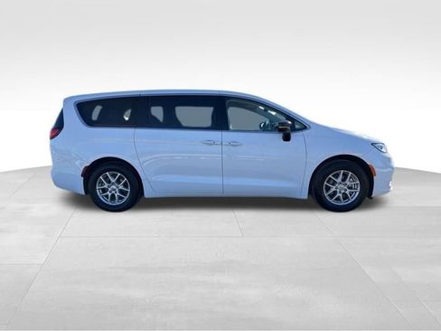 Used 2024 Chrysler Pacifica Touring-L image 10