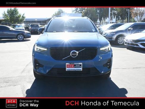 Used 2023 Volvo XC40 B4 Ultimate image 2