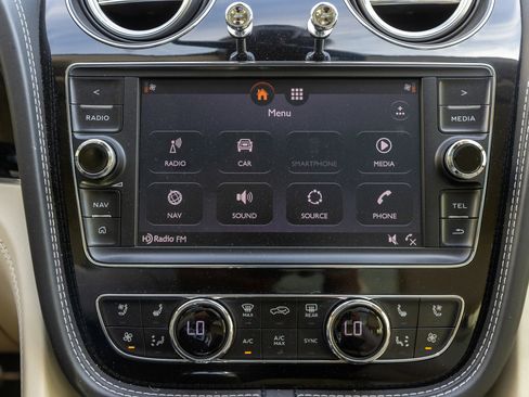 Used 2019 Bentley Bentayga image 24