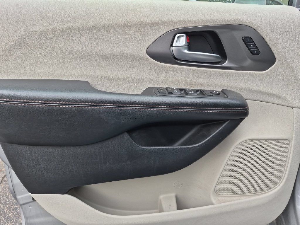 Used 2020 Chrysler Pacifica Touring-L FWD image 14