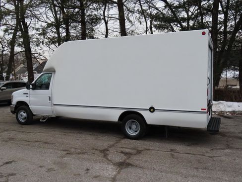 Used 2011 Ford E-350 and Econoline 350 Super Duty image 3