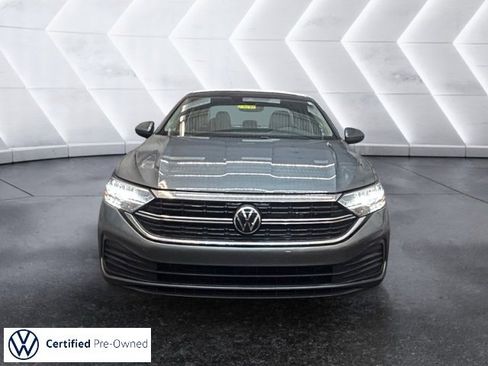 Certified 2023 Volkswagen Jetta SE image 3