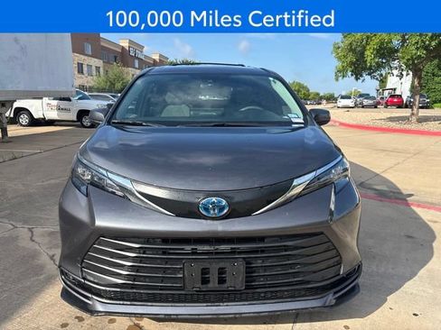 Used 2025 Toyota Sienna LE FWD image 2