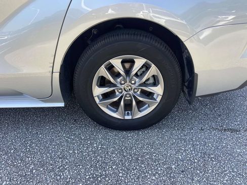 Used 2025 Toyota Sienna XLE w/ XLE Plus Package FWD image 8