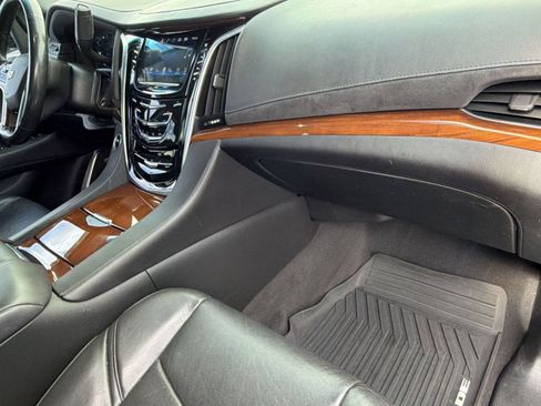 Used 2019 Cadillac Escalade Luxury AWD/4WD image 34