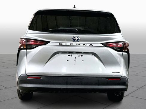 Certified 2022 Toyota Sienna LE image 5