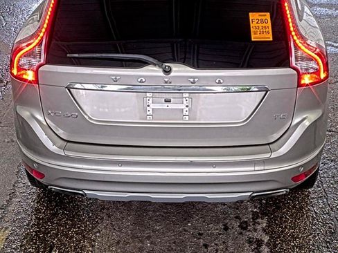 Used 2016 Volvo XC60 T5 Premier w/ Proximity Package FWD image 9