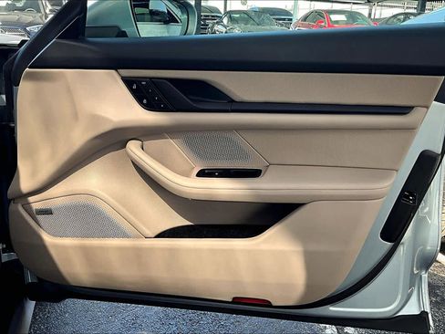 Used 2022 Porsche Taycan image 22