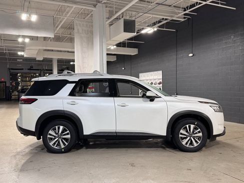New 2025 Nissan Pathfinder SL image 6