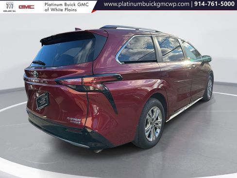 Used 2022 Toyota Sienna Platinum image 4