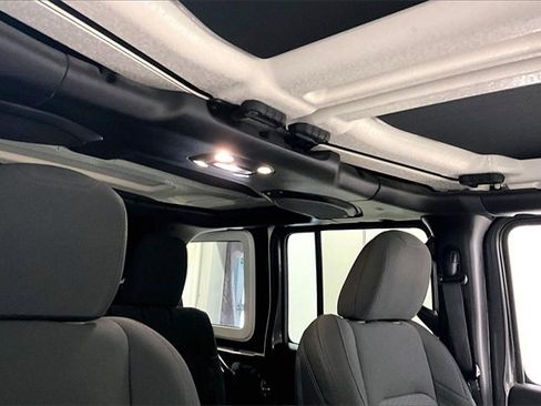 Used 2020 Jeep Wrangler Unlimited Sport image 27