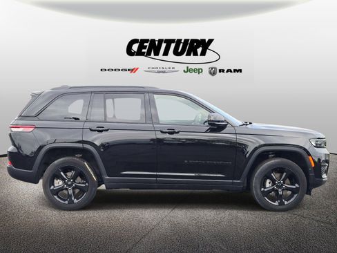 Used 2024 Jeep Grand Cherokee Altitude image 2