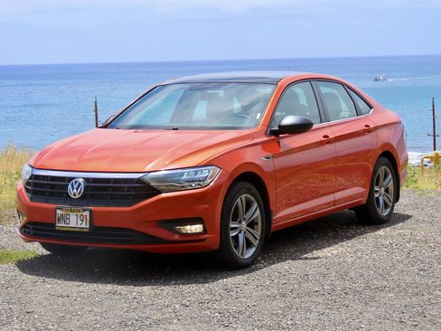 Used 2019 Volkswagen Jetta R-Line w/ R-Line Cold Weather Package FWD image 2