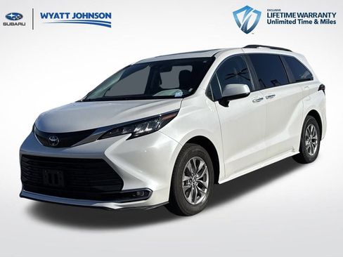 Used 2023 Toyota Sienna XLE image 1