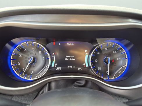 Used 2025 Chrysler Pacifica Select image 14