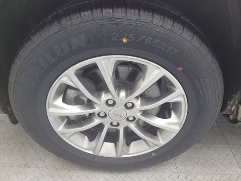 Used 2019 Jeep Cherokee Latitude Plus image 31