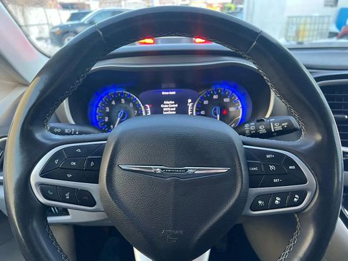 Used 2023 Chrysler Pacifica Touring-L image 13