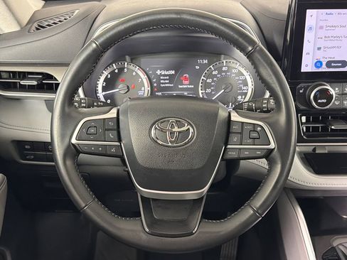 Used 2023 Toyota Highlander XLE image 25