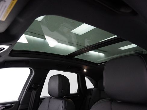 Certified 2025 Porsche Macan image 27