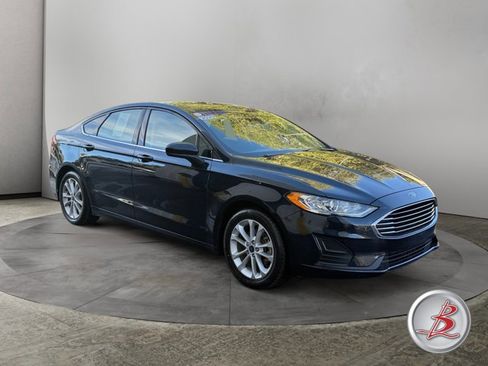 Used 2020 Ford Fusion SE image 1