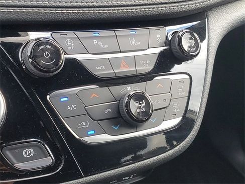 Certified 2021 Chrysler Pacifica Touring-L w/ Uconnect Theater Family Group image 29