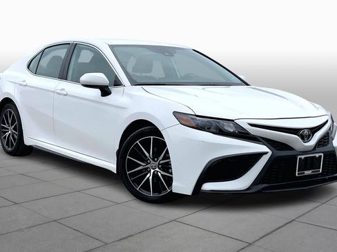 Used 2024 Toyota Camry SE image 2