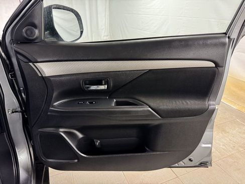 Used 2017 Mitsubishi Outlander SE image 18