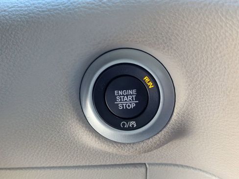 Used 2021 Chrysler Pacifica Touring image 17