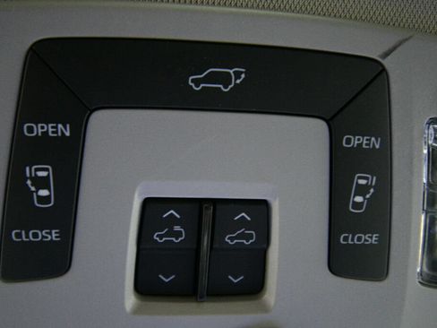 Certified 2025 Toyota Sienna XLE FWD image 19
