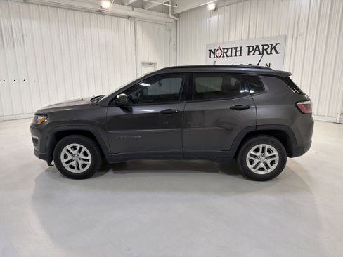 Used 2018 Jeep Compass Sport image 2