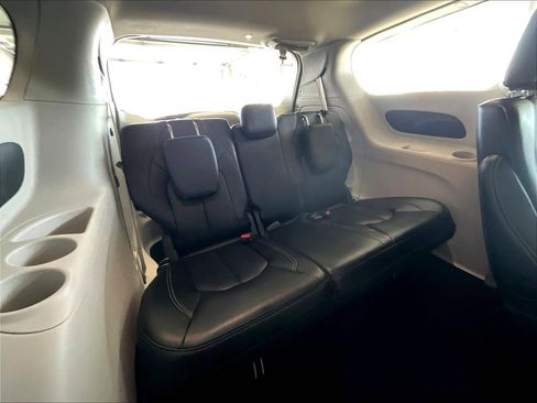 Used 2023 Chrysler Pacifica Touring-L image 17
