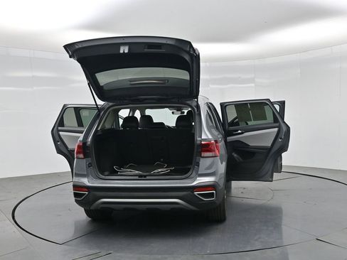 Used 2023 Volkswagen Taos SE w/ Panoramic Sunroof Package AWD/4WD image 33