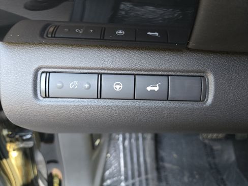 Used 2025 Nissan Pathfinder SV image 16