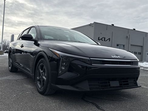 New 2025 Kia K4 LXS image 2