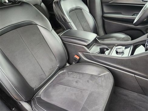 Used 2024 Jeep Grand Cherokee L Laredo image 13