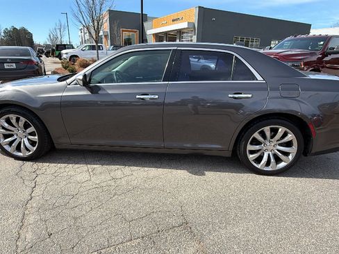 Used 2018 Chrysler 300 Limited image 11