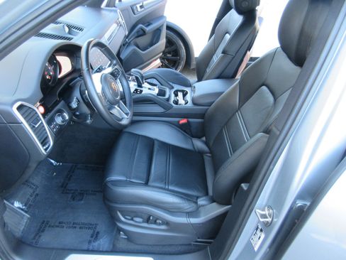 Used 2023 Porsche Cayenne image 10