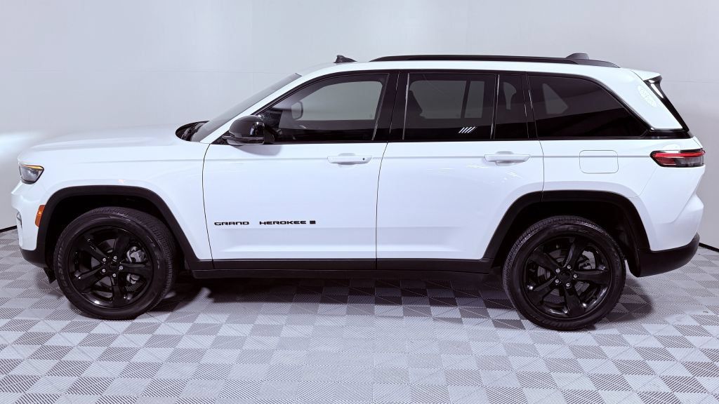 Used 2023 Jeep Grand Cherokee Altitude AWD/4WD image 6