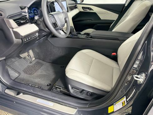 Used 2025 Toyota Camry XLE FWD image 10