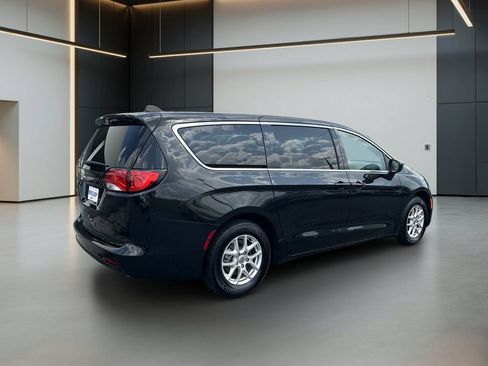 Used 2023 Chrysler Voyager LX FWD image 6